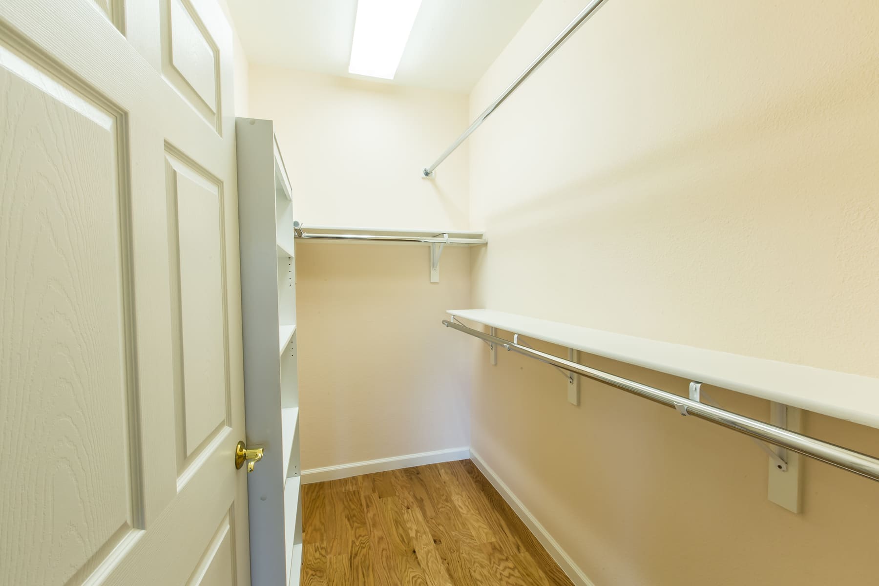 Walk-in closet storage